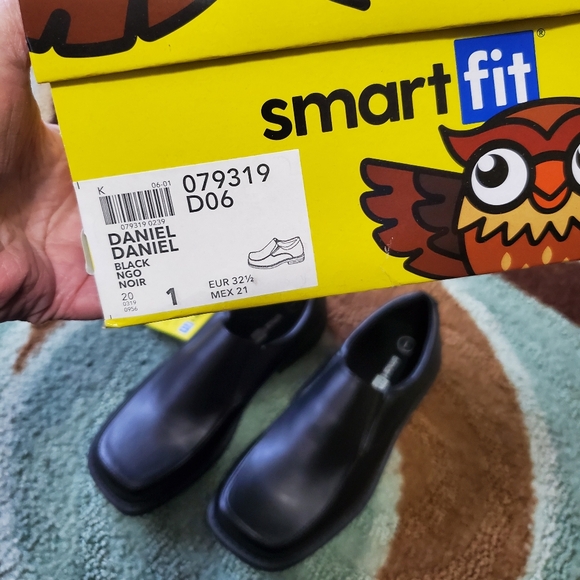 Smart Fit Daniel Shoe, boys size 1, black, brand new in box - Picture 3 of 7